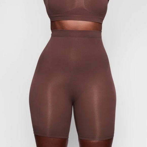 SKIMS Other - Skims SCULPTING SHORT MID THIGH Shapewear